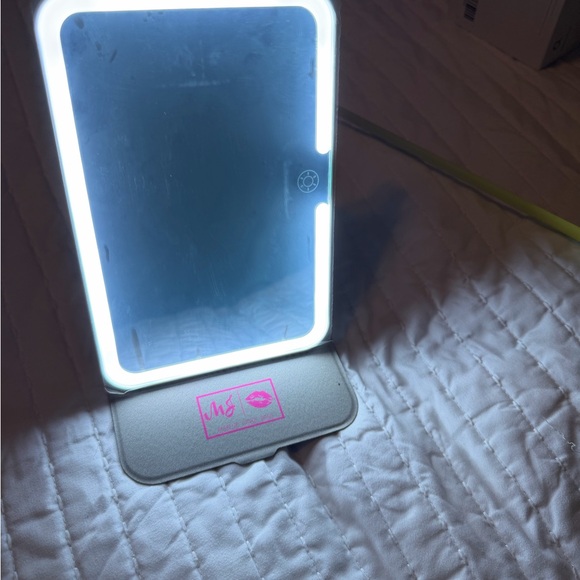 Makeup Junkie Bags MJ
Rechargeable LED Travel Mirror - Picture 7 of 15